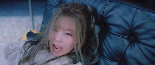 Jennie新歌与APT采样同一首歌：音乐的致敬还是抄袭？