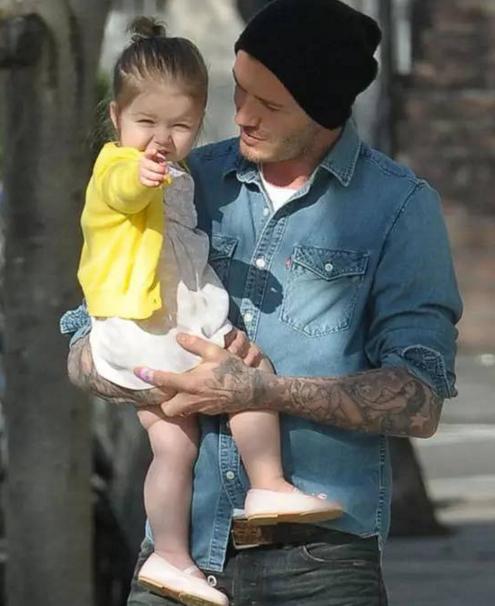 5岁女儿偷拍妈妈独自干活发给爸爸：爱与责任的双向奔赴