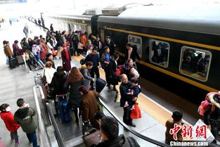 绿皮车的温情：在雪原深处等待的老奶奶与一趟不急着出发的列车