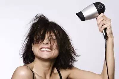 吹风机吹头发会导致脱发吗？真相在这里！