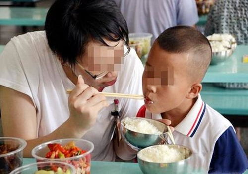 小男孩吃长寿面一筷子下去人都懵了：一场关于面的奇妙故事