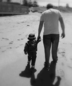 儿子离世后，年近80的父亲坚持给儿擦车：父爱无声却最深沉