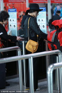 周也现身广州机场，奔赴巴黎时装周：她的时尚之旅有何看点？