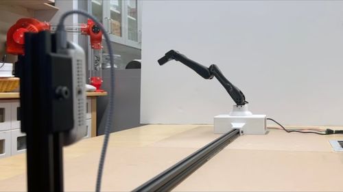 机器人“照镜子”：自我意识的突破与风险