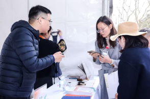 见证历史：两名正部级干部首次亮相两会记者会