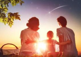 感动！前婆婆跨越8年恩怨为儿媳带孩子，这样的亲情值得我们深思