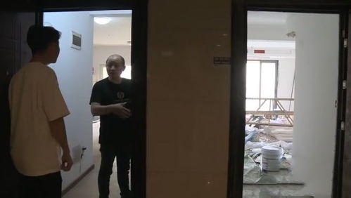 女子砸自家墙竟意外砸出隔壁柜子：一场啼笑皆非的邻里故事