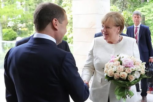 妇女节的特别礼物：普京收到的巨大花束背后