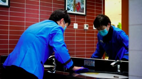 55岁保洁阿姨下班后变身鼓手：用音乐点燃生活的激情