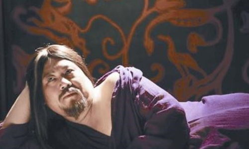 郭德纲的爆炸头造型背后：从喜剧到艺术的跨界尝试