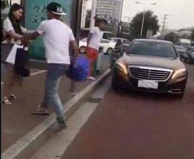 女子骑电动车连撞三次奔驰大G：事件全记录与深度解析