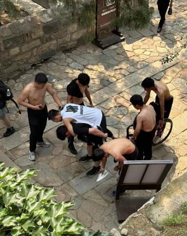 26岁小伙靠陪爬泰山年入30多万，揭秘背后的故事