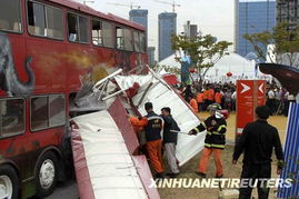 目击者视角：美国飞机坠毁停车场事件还原