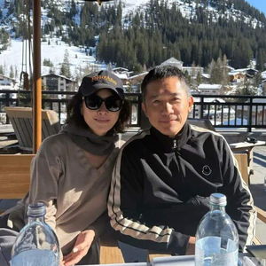 刘嘉玲与梁朝伟雪山合照背后：一场关于爱与默契的旅程