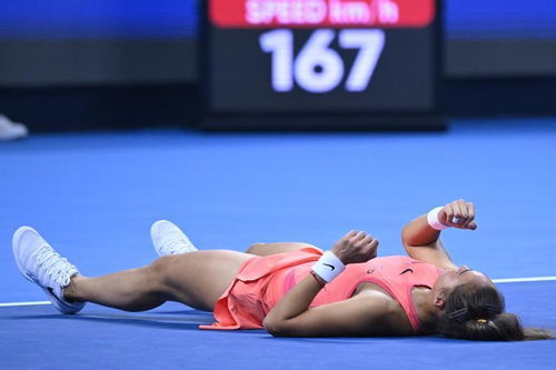 郑钦文比赛中摔倒流血：逆境中的成长与坚持