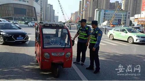 老人29块网购电三轮 快递巴掌大：背后的故事与反思