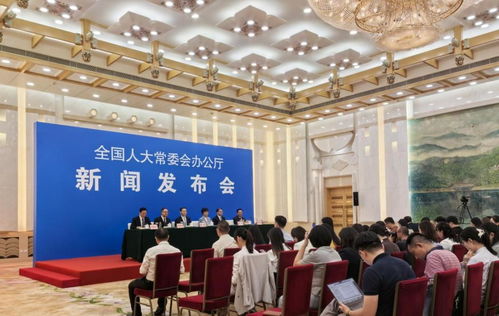 见证历史：全国人大常委会工作报告的表决通过