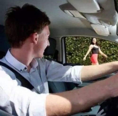 女孩主动帮司机重拍头像，从职业杀手到人畜无害的奇妙转变