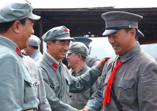 敌排长率部投诚，来到登记处时，文书大惊：你不是已经牺牲了吗？