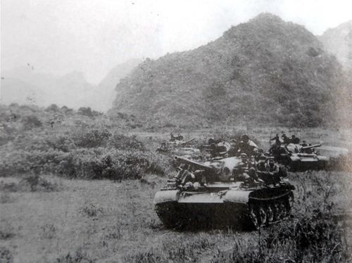 直击解放军坦克翻土岭过断崖：铁甲精兵的热血征程