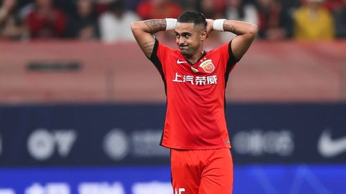 亚冠失利！上海海港总比分1-5无缘8强，三将失误送礼