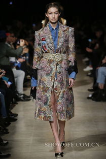 MiuMiu巴黎时装秀：赵今麦与刘浩存的时尚之旅