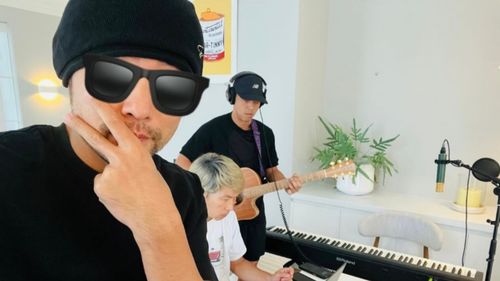 周杰伦晒录音照疑回应澳门传闻：新专辑与真相解析