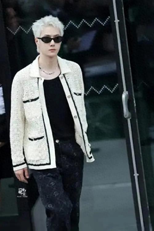 王一博巴黎时装周：从争议到认可，他用实力证明了自己