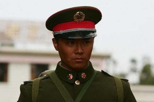 《士兵突击》里，成才为何拉住吴哲却不肯拦27号拓永刚？