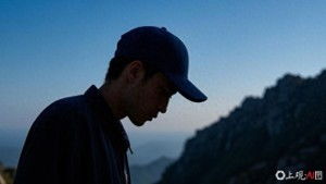 小伙陪爬泰山年入30万：背后的故事与心酸