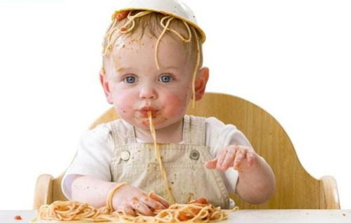 福宝吃饭时耳朵也跟着打节拍，太萌了！