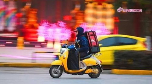 外卖小哥等红灯街头炫舞：平凡人的热爱与压力