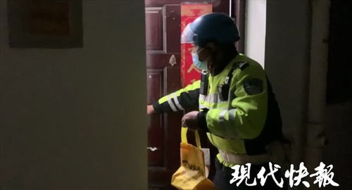 外卖小哥救醒醉酒路人后放声大哭：善良背后的辛酸故事