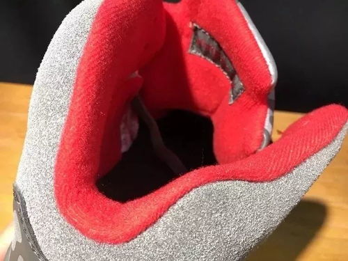 鞋底有洞：那些年关于鞋子的故事