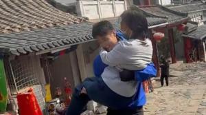 泰山陪爬小伙：26岁一年赚30多万的秘密