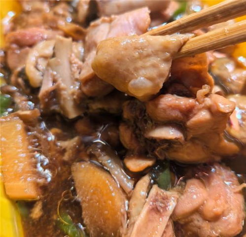 杨铭宇黄焖鸡被曝剩菜回收再加工，食品安全警钟再次敲响