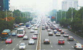 下班高峰期堵车不让行？女子怒怼司机并现场向交警求助