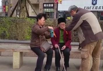 凌晨出警：74岁女儿守护96岁母亲的感人故事