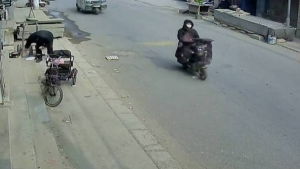 大爷把鸡蛋放路上被压后紧追骑车人：一场因误会引发的追逐战