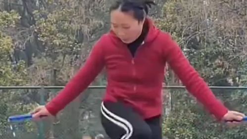 一边跳绳一边踢毽子：从病句到现实的奇迹