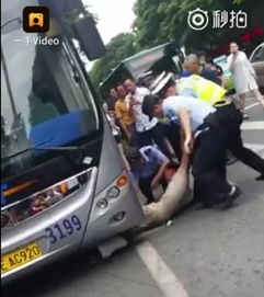 女子自述公交遭遇：男子故意让踩，真相令人愤怒！