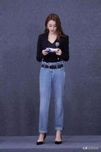 迪丽热巴大波浪发型回归，她的美再次惊艳了时光