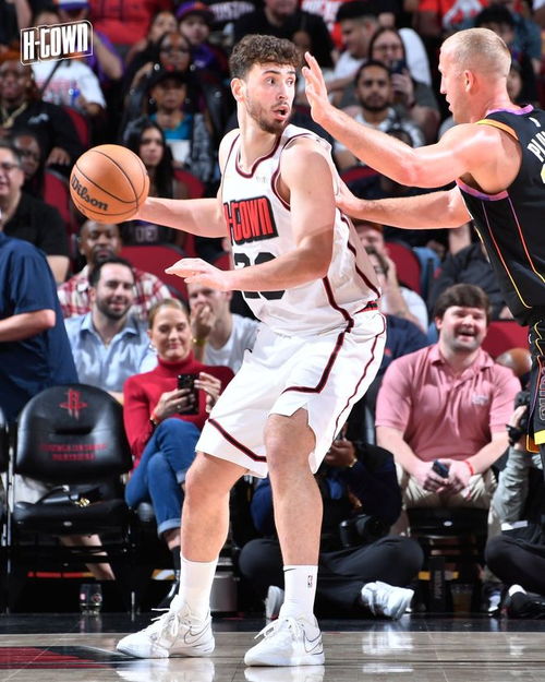 NBA赛场上的激烈冲突：普拉姆利与亚当斯抱摔事件始末