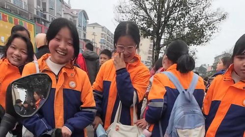 从讲台到校门口：90后小学老师卖火鸡面的心酸与坚持