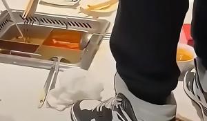 海底捞小便事件后续：十倍补偿政策引发消费者热议