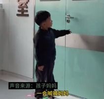 妈妈生二宝，大宝手术室门口守候：那一刻，他仿佛长大了