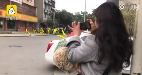 惊险瞬间！小男孩徒手爬墙，路人合力救援展现人间温情