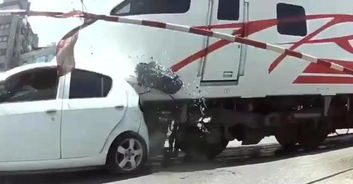 女司机抢越铁路道口被撞？真相大揭秘！