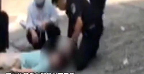 女子科目一考场紧张晕倒，警官暖心指导后顺利通过考试