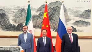 中俄伊会晤现场细节：俄方主动靠近中方的深意